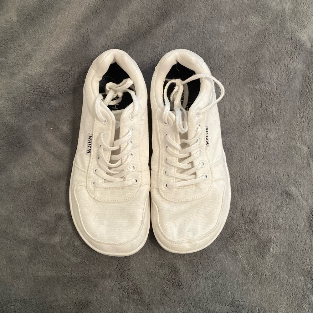Women’s Wide Toe Box White Sneakers with Whitin Logo 8.5